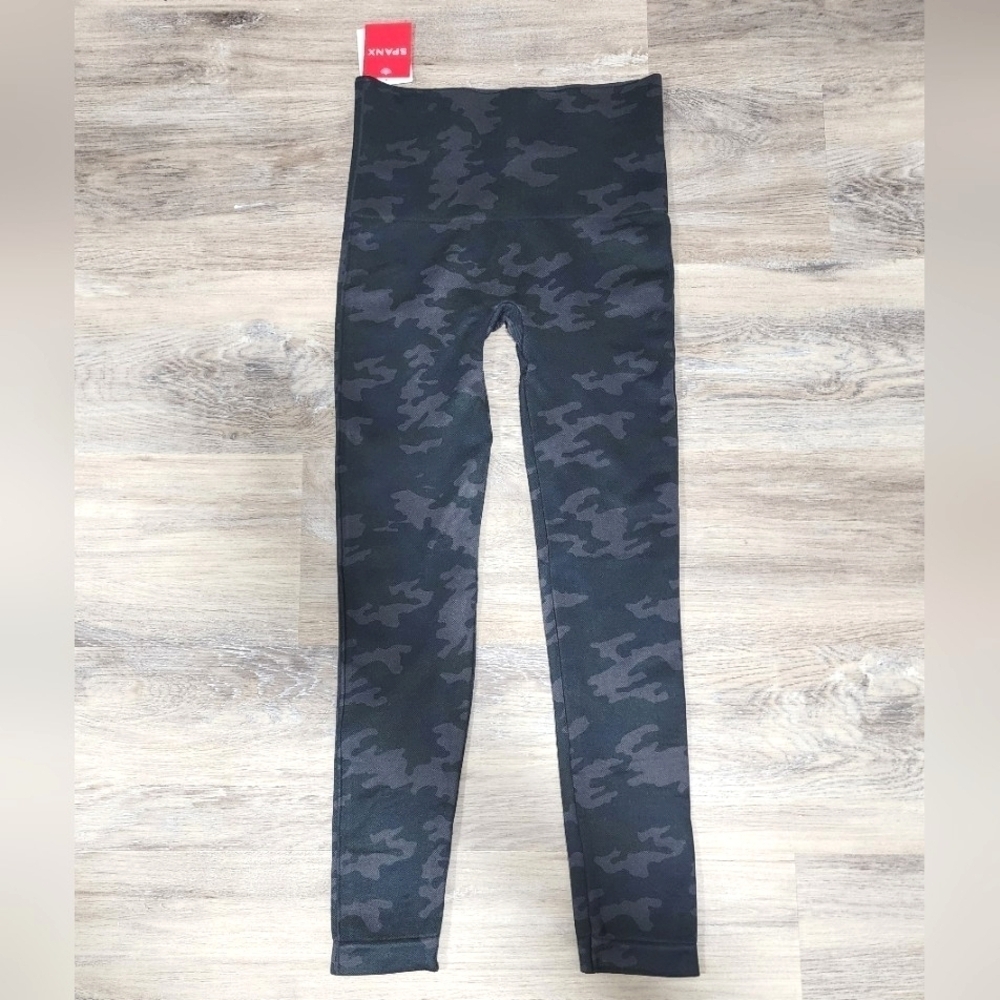 Spanx Look At Me Now Black Camo Leggings Size Small - New With Tags - Picture 3 of 7